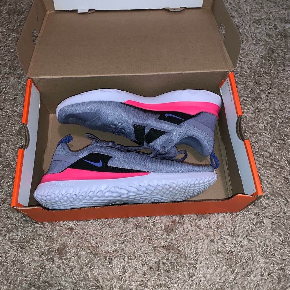 Like New EUC WOMEN’S NIKE RENEW ARENA Sz 9